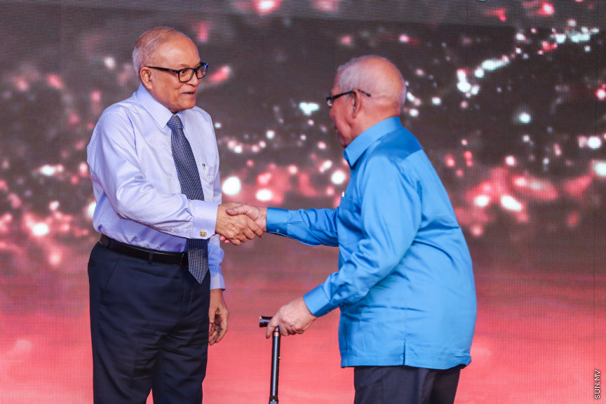 ދިވެހި ނޫސްވެރިކަމުގެ އަލިމަސް ޔޫބިލް ފާހަގަކުރުމަށާއި، އެކި ރޮނގުތަކުން މިދިޔަ އަހަރުގެ އެންމެ މޮޅު ނޫސްވެރިންނަށް އިނާމު ދިނުމަށް ދަރުބާރުގޭގައި ބޭއްވި ޖަލްސާ -- ސަން ފޮޓޯ/ ފަޔާޒު މޫސާ