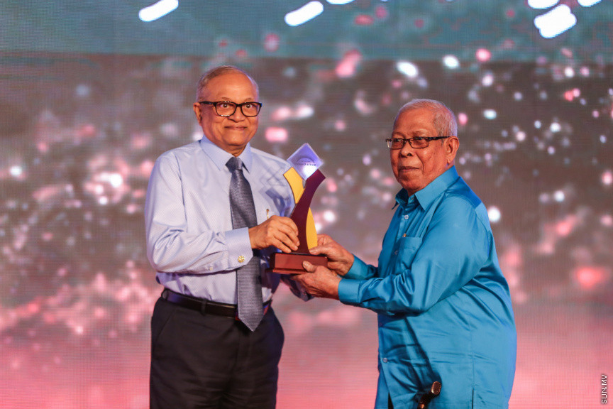 ދިވެހި ނޫސްވެރިކަމުގެ އަލިމަސް ޔޫބިލް ފާހަގަކުރުމަށާއި، އެކި ރޮނގުތަކުން މިދިޔަ އަހަރުގެ އެންމެ މޮޅު ނޫސްވެރިންނަށް އިނާމު ދިނުމަށް ދަރުބާރުގޭގައި ބޭއްވި ޖަލްސާ -- ސަން ފޮޓޯ/ ފަޔާޒު މޫސާ