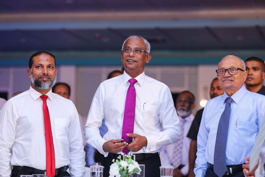 ދިވެހި ނޫސްވެރިކަމުގެ އަލިމަސް ޔޫބިލް ފާހަގަކުރުމަށާއި، އެކި ރޮނގުތަކުން މިދިޔަ އަހަރުގެ އެންމެ މޮޅު ނޫސްވެރިންނަށް އިނާމު ދިނުމަށް ދަރުބާރުގޭގައި ބޭއްވި ޖަލްސާ -- ސަން ފޮޓޯ/ ފަޔާޒު މޫސާ