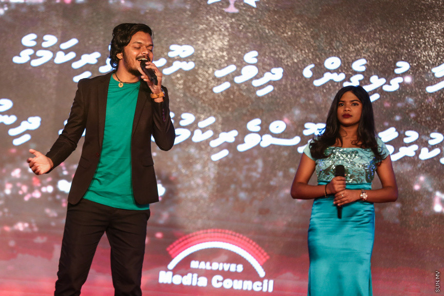 ދިވެހި ނޫސްވެރިކަމުގެ އަލިމަސް ޔޫބިލް ފާހަގަކުރުމަށާއި، އެކި ރޮނގުތަކުން މިދިޔަ އަހަރުގެ އެންމެ މޮޅު ނޫސްވެރިންނަށް އިނާމު ދިނުމަށް ދަރުބާރުގޭގައި ބޭއްވި ޖަލްސާ -- ސަން ފޮޓޯ/ ފަޔާޒު މޫސާ