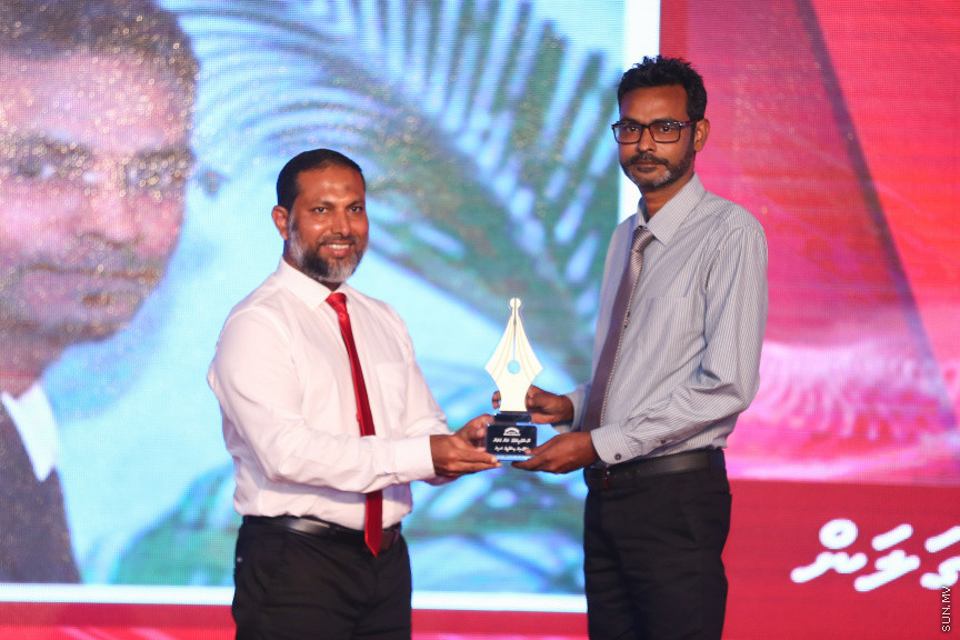 ދިވެހި ނޫސްވެރިކަމުގެ އަލިމަސް ޔޫބިލް ފާހަގަކުރުމަށާއި، އެކި ރޮނގުތަކުން މިދިޔަ އަހަރުގެ އެންމެ މޮޅު ނޫސްވެރިންނަށް އިނާމު ދިނުމަށް ދަރުބާރުގޭގައި ބޭއްވި ޖަލްސާ -- ސަން ފޮޓޯ/ ފަޔާޒު މޫސާ