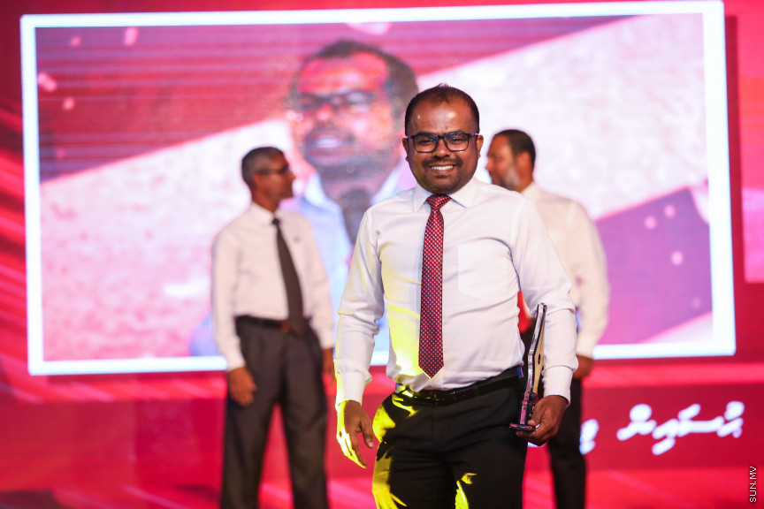 ދިވެހި ނޫސްވެރިކަމުގެ އަލިމަސް ޔޫބިލް ފާހަގަކުރުމަށާއި، އެކި ރޮނގުތަކުން މިދިޔަ އަހަރުގެ އެންމެ މޮޅު ނޫސްވެރިންނަށް އިނާމު ދިނުމަށް ދަރުބާރުގޭގައި ބޭއްވި ޖަލްސާ -- ސަން ފޮޓޯ/ ފަޔާޒު މޫސާ