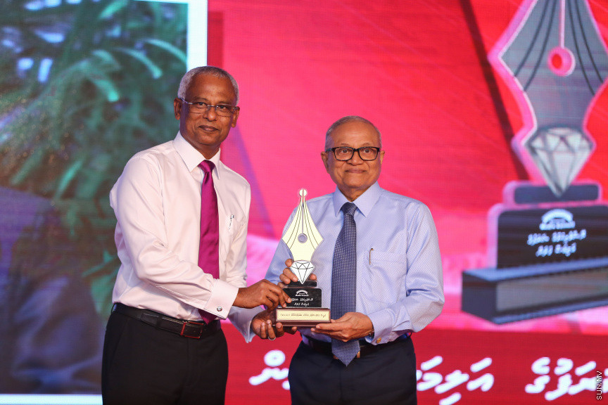 ދިވެހި ނޫސްވެރިކަމުގެ އަލިމަސް ޔޫބިލް ފާހަގަކުރުމަށާއި، އެކި ރޮނގުތަކުން މިދިޔަ އަހަރުގެ އެންމެ މޮޅު ނޫސްވެރިންނަށް އިނާމު ދިނުމަށް ދަރުބާރުގޭގައި ބޭއްވި ޖަލްސާ -- ސަން ފޮޓޯ/ ފަޔާޒު މޫސާ