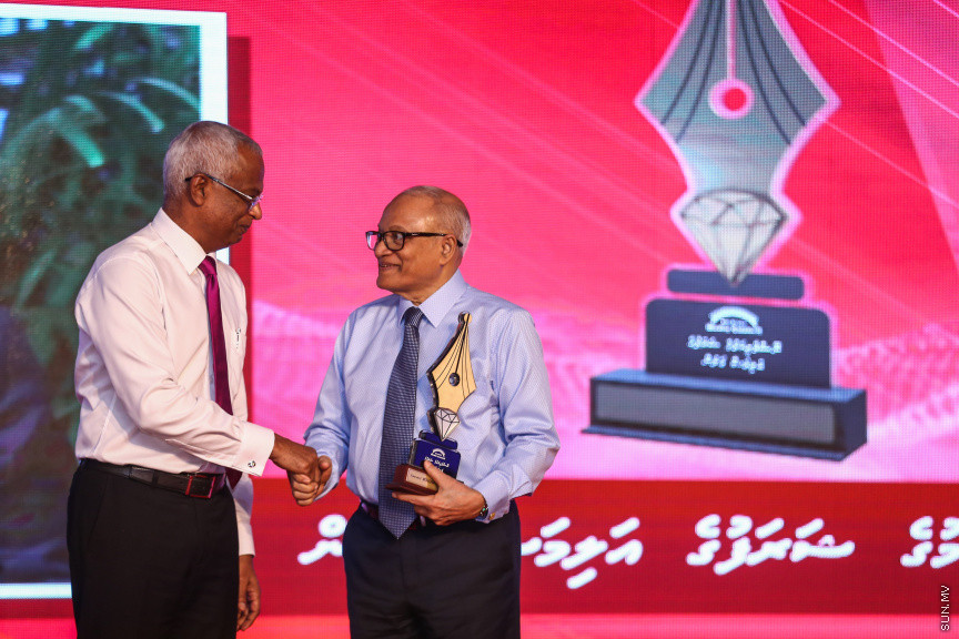 ދިވެހި ނޫސްވެރިކަމުގެ އަލިމަސް ޔޫބިލް ފާހަގަކުރުމަށާއި، އެކި ރޮނގުތަކުން މިދިޔަ އަހަރުގެ އެންމެ މޮޅު ނޫސްވެރިންނަށް އިނާމު ދިނުމަށް ދަރުބާރުގޭގައި ބޭއްވި ޖަލްސާ -- ސަން ފޮޓޯ/ ފަޔާޒު މޫސާ