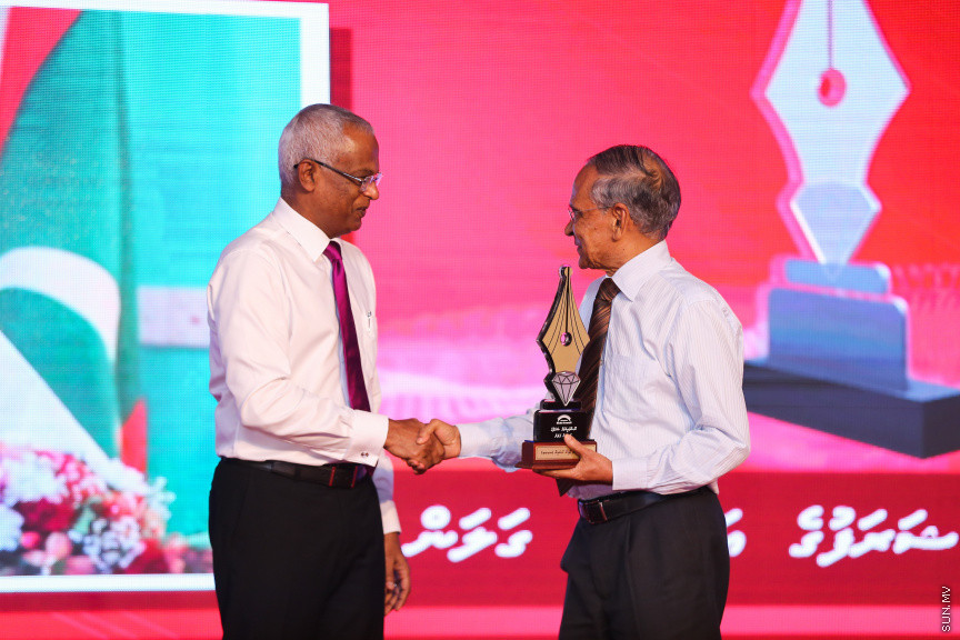 ދިވެހި ނޫސްވެރިކަމުގެ އަލިމަސް ޔޫބިލް ފާހަގަކުރުމަށާއި، އެކި ރޮނގުތަކުން މިދިޔަ އަހަރުގެ އެންމެ މޮޅު ނޫސްވެރިންނަށް އިނާމު ދިނުމަށް ދަރުބާރުގޭގައި ބޭއްވި ޖަލްސާ -- ސަން ފޮޓޯ/ ފަޔާޒު މޫސާ