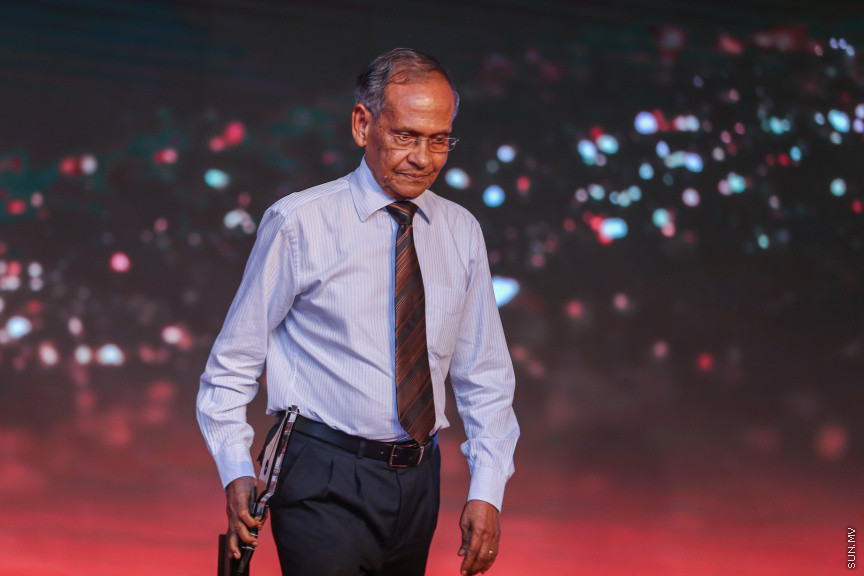 ދިވެހި ނޫސްވެރިކަމުގެ އަލިމަސް ޔޫބިލް ފާހަގަކުރުމަށާއި، އެކި ރޮނގުތަކުން މިދިޔަ އަހަރުގެ އެންމެ މޮޅު ނޫސްވެރިންނަށް އިނާމު ދިނުމަށް ދަރުބާރުގޭގައި ބޭއްވި ޖަލްސާ -- ސަން ފޮޓޯ/ ފަޔާޒު މޫސާ