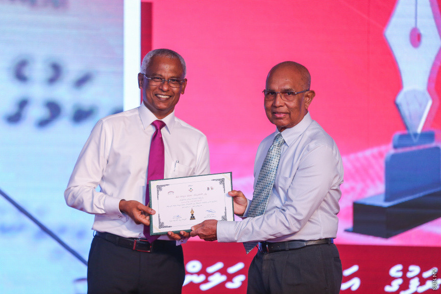 ދިވެހި ނޫސްވެރިކަމުގެ އަލިމަސް ޔޫބިލް ފާހަގަކުރުމަށާއި، އެކި ރޮނގުތަކުން މިދިޔަ އަހަރުގެ އެންމެ މޮޅު ނޫސްވެރިންނަށް އިނާމު ދިނުމަށް ދަރުބާރުގޭގައި ބޭއްވި ޖަލްސާ -- ސަން ފޮޓޯ/ ފަޔާޒު މޫސާ