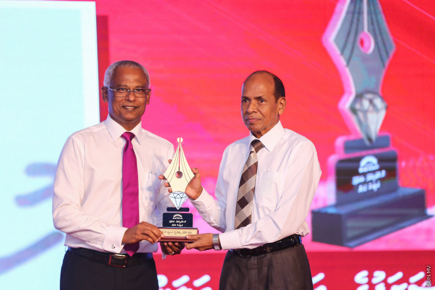 ދިވެހި ނޫސްވެރިކަމުގެ އަލިމަސް ޔޫބިލް ފާހަގަކުރުމަށާއި، އެކި ރޮނގުތަކުން މިދިޔަ އަހަރުގެ އެންމެ މޮޅު ނޫސްވެރިންނަށް އިނާމު ދިނުމަށް ދަރުބާރުގޭގައި ބޭއްވި ޖަލްސާ -- ސަން ފޮޓޯ/ ފަޔާޒު މޫސާ