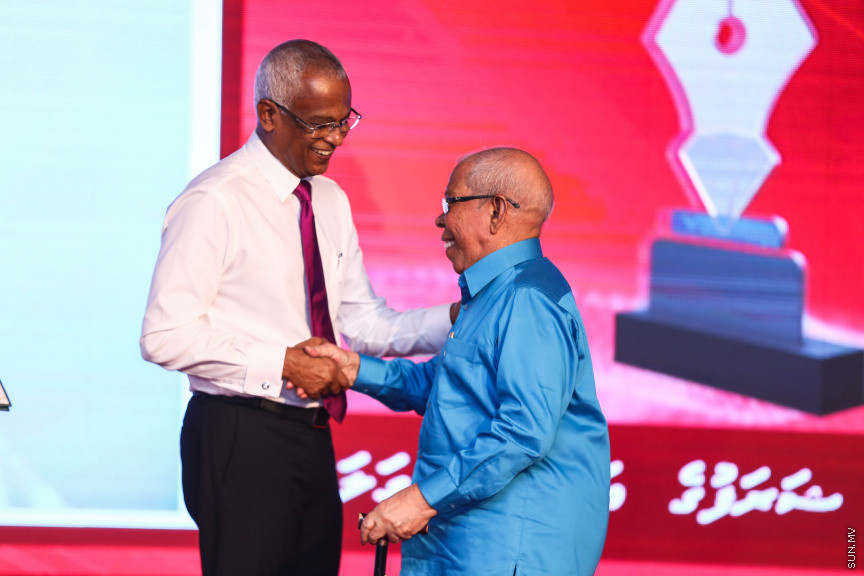 ދިވެހި ނޫސްވެރިކަމުގެ އަލިމަސް ޔޫބިލް ފާހަގަކުރުމަށާއި، އެކި ރޮނގުތަކުން މިދިޔަ އަހަރުގެ އެންމެ މޮޅު ނޫސްވެރިންނަށް އިނާމު ދިނުމަށް ދަރުބާރުގޭގައި ބޭއްވި ޖަލްސާ -- ސަން ފޮޓޯ/ ފަޔާޒު މޫސާ