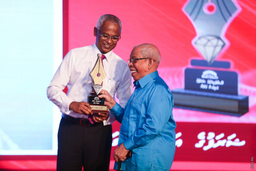 ދިވެހި ނޫސްވެރިކަމުގެ އަލިމަސް ޔޫބިލް ފާހަގަކުރުމަށާއި، އެކި ރޮނގުތަކުން މިދިޔަ އަހަރުގެ އެންމެ މޮޅު ނޫސްވެރިންނަށް އިނާމު ދިނުމަށް ދަރުބާރުގޭގައި ބޭއްވި ޖަލްސާ -- ސަން ފޮޓޯ/ ފަޔާޒު މޫސާ