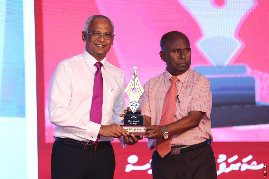 ދިވެހި ނޫސްވެރިކަމުގެ އަލިމަސް ޔޫބިލް ފާހަގަކުރުމަށާއި، އެކި ރޮނގުތަކުން މިދިޔަ އަހަރުގެ އެންމެ މޮޅު ނޫސްވެރިންނަށް އިނާމު ދިނުމަށް ދަރުބާރުގޭގައި ބޭއްވި ޖަލްސާ -- ސަން ފޮޓޯ/ ފަޔާޒު މޫސާ