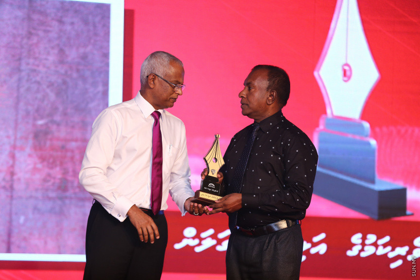 ދިވެހި ނޫސްވެރިކަމުގެ އަލިމަސް ޔޫބިލް ފާހަގަކުރުމަށާއި، އެކި ރޮނގުތަކުން މިދިޔަ އަހަރުގެ އެންމެ މޮޅު ނޫސްވެރިންނަށް އިނާމު ދިނުމަށް ދަރުބާރުގޭގައި ބޭއްވި ޖަލްސާ -- ސަން ފޮޓޯ/ ފަޔާޒު މޫސާ