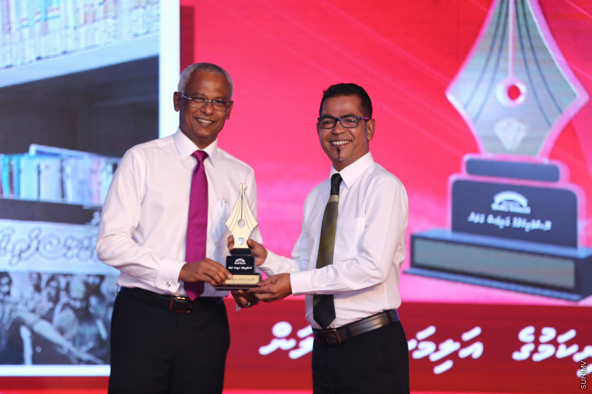 ދިވެހި ނޫސްވެރިކަމުގެ އަލިމަސް ޔޫބިލް ފާހަގަކުރުމަށާއި، އެކި ރޮނގުތަކުން މިދިޔަ އަހަރުގެ އެންމެ މޮޅު ނޫސްވެރިންނަށް އިނާމު ދިނުމަށް ދަރުބާރުގޭގައި ބޭއްވި ޖަލްސާ -- ސަން ފޮޓޯ/ ފަޔާޒު މޫސާ