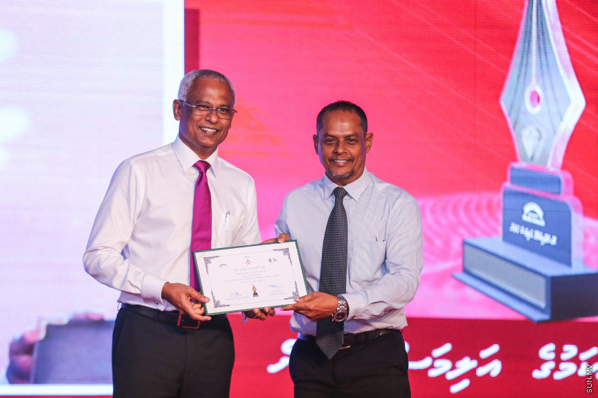 ދިވެހި ނޫސްވެރިކަމުގެ އަލިމަސް ޔޫބިލް ފާހަގަކުރުމަށާއި، އެކި ރޮނގުތަކުން މިދިޔަ އަހަރުގެ އެންމެ މޮޅު ނޫސްވެރިންނަށް އިނާމު ދިނުމަށް ދަރުބާރުގޭގައި ބޭއްވި ޖަލްސާ -- ސަން ފޮޓޯ/ ފަޔާޒު މޫސާ