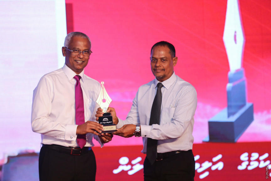 ދިވެހި ނޫސްވެރިކަމުގެ އަލިމަސް ޔޫބިލް ފާހަގަކުރުމަށާއި، އެކި ރޮނގުތަކުން މިދިޔަ އަހަރުގެ އެންމެ މޮޅު ނޫސްވެރިންނަށް އިނާމު ދިނުމަށް ދަރުބާރުގޭގައި ބޭއްވި ޖަލްސާ -- ސަން ފޮޓޯ/ ފަޔާޒު މޫސާ