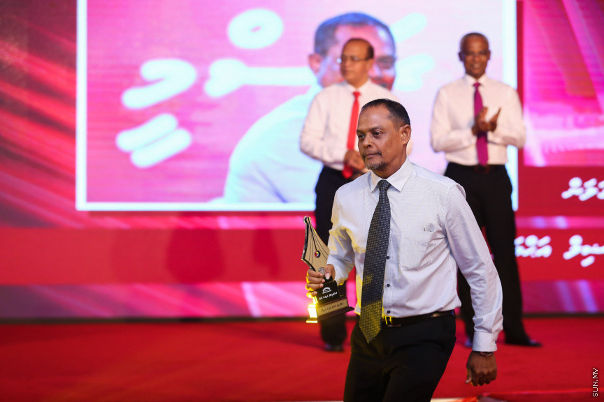 ދިވެހި ނޫސްވެރިކަމުގެ އަލިމަސް ޔޫބިލް ފާހަގަކުރުމަށާއި، އެކި ރޮނގުތަކުން މިދިޔަ އަހަރުގެ އެންމެ މޮޅު ނޫސްވެރިންނަށް އިނާމު ދިނުމަށް ދަރުބާރުގޭގައި ބޭއްވި ޖަލްސާ -- ސަން ފޮޓޯ/ ފަޔާޒު މޫސާ