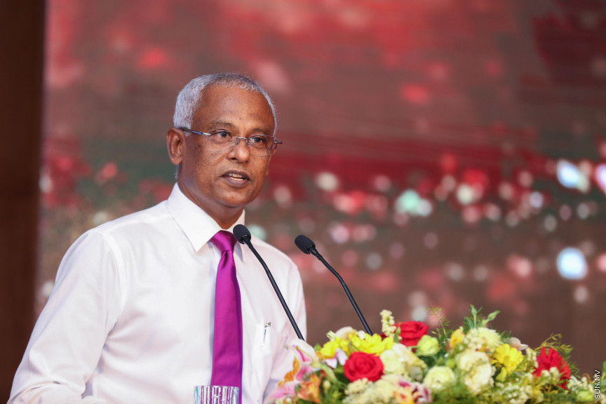 ދިވެހި ނޫސްވެރިކަމުގެ އަލިމަސް ޔޫބިލް ފާހަގަކުރުމަށާއި، އެކި ރޮނގުތަކުން މިދިޔަ އަހަރުގެ އެންމެ މޮޅު ނޫސްވެރިންނަށް އިނާމު ދިނުމަށް ދަރުބާރުގޭގައި ބޭއްވި ޖަލްސާ -- ސަން ފޮޓޯ/ ފަޔާޒު މޫސާ