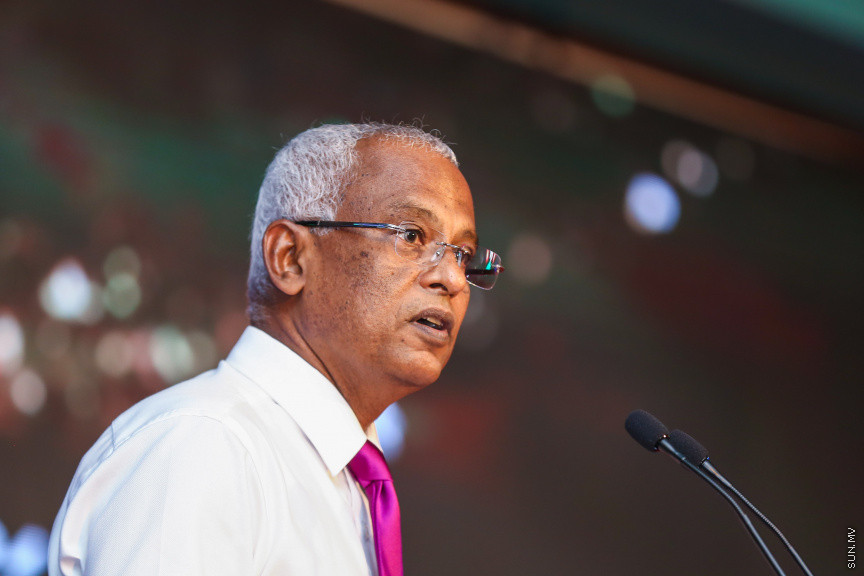 ދިވެހި ނޫސްވެރިކަމުގެ އަލިމަސް ޔޫބިލް ފާހަގަކުރުމަށާއި، އެކި ރޮނގުތަކުން މިދިޔަ އަހަރުގެ އެންމެ މޮޅު ނޫސްވެރިންނަށް އިނާމު ދިނުމަށް ދަރުބާރުގޭގައި ބޭއްވި ޖަލްސާ -- ސަން ފޮޓޯ/ ފަޔާޒު މޫސާ