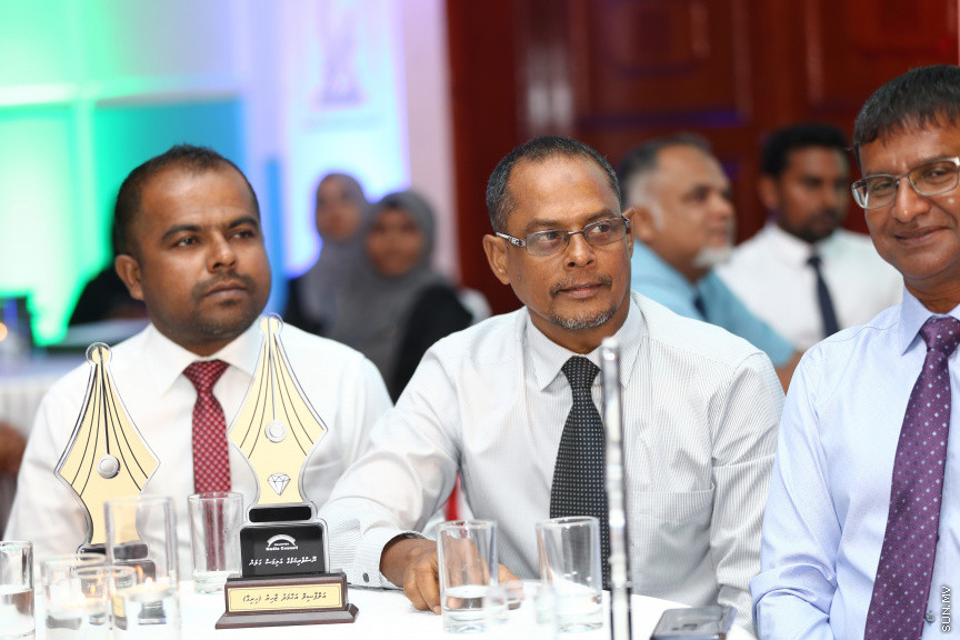 ދިވެހި ނޫސްވެރިކަމުގެ އަލިމަސް ޔޫބިލް ފާހަގަކުރުމަށާއި، އެކި ރޮނގުތަކުން މިދިޔަ އަހަރުގެ އެންމެ މޮޅު ނޫސްވެރިންނަށް އިނާމު ދިނުމަށް ދަރުބާރުގޭގައި ބޭއްވި ޖަލްސާ -- ސަން ފޮޓޯ/ ފަޔާޒު މޫސާ