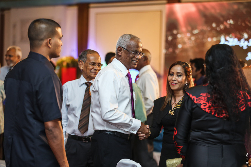 ދިވެހި ނޫސްވެރިކަމުގެ އަލިމަސް ޔޫބިލް ފާހަގަކުރުމަށާއި، އެކި ރޮނގުތަކުން މިދިޔަ އަހަރުގެ އެންމެ މޮޅު ނޫސްވެރިންނަށް އިނާމު ދިނުމަށް ދަރުބާރުގޭގައި ބޭއްވި ޖަލްސާ -- ސަން ފޮޓޯ/ ފަޔާޒު މޫސާ