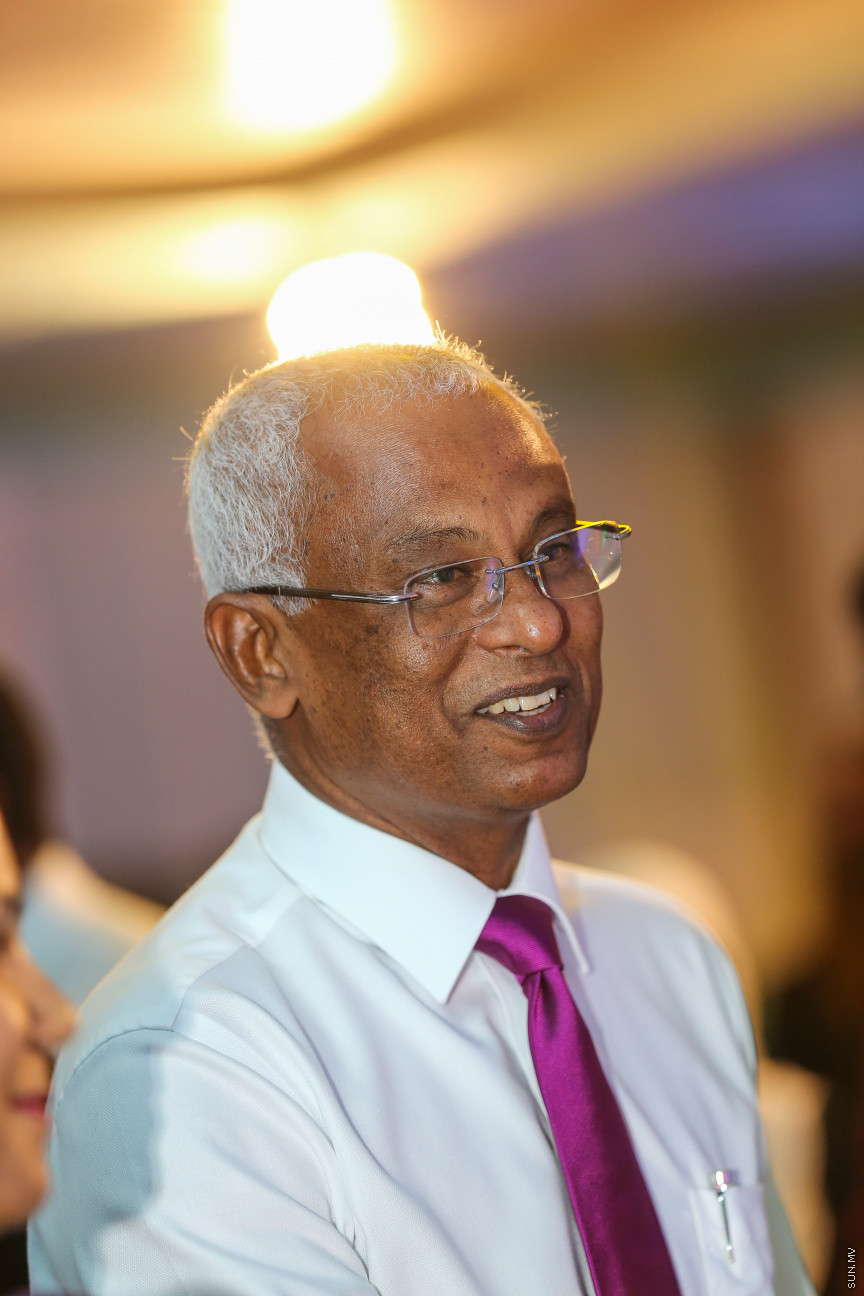 ދިވެހި ނޫސްވެރިކަމުގެ އަލިމަސް ޔޫބިލް ފާހަގަކުރުމަށާއި، އެކި ރޮނގުތަކުން މިދިޔަ އަހަރުގެ އެންމެ މޮޅު ނޫސްވެރިންނަށް އިނާމު ދިނުމަށް ދަރުބާރުގޭގައި ބޭއްވި ޖަލްސާ -- ސަން ފޮޓޯ/ ފަޔާޒު މޫސާ