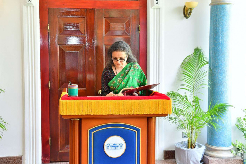 އިންޑިޔާގެ ސަފީރުގެ އަނބިކަނބަލުން، ރައީސުލްޖުމްހޫރިއްޔާގެ އަނބިކަނބަލުންގެ އަރިހަށް އިޙްތިރާމުގެ ޒިޔާރަތެއް ކުރެއްވުން -- ފޮޓޯ/ ރައީސް އޮޮފީސް