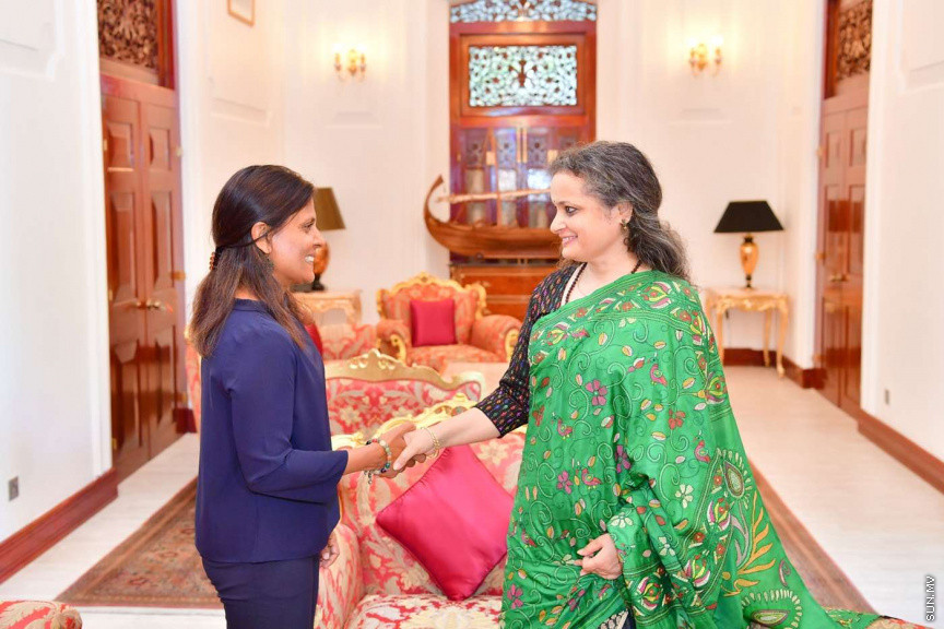 އިންޑިޔާގެ ސަފީރުގެ އަނބިކަނބަލުން، ރައީސުލްޖުމްހޫރިއްޔާގެ އަނބިކަނބަލުންގެ އަރިހަށް އިޙްތިރާމުގެ ޒިޔާރަތެއް ކުރެއްވުން -- ފޮޓޯ/ ރައީސް އޮޮފީސް