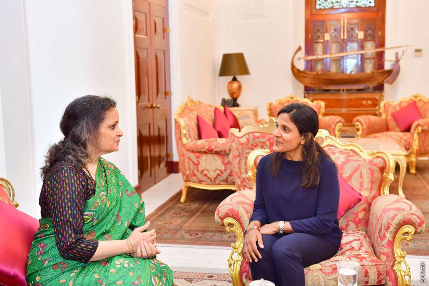އިންޑިޔާގެ ސަފީރުގެ އަނބިކަނބަލުން، ރައީސުލްޖުމްހޫރިއްޔާގެ އަނބިކަނބަލުންގެ އަރިހަށް އިޙްތިރާމުގެ ޒިޔާރަތެއް ކުރެއްވުން -- ފޮޓޯ/ ރައީސް އޮޮފީސް