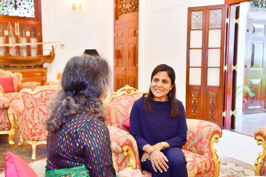 އިންޑިޔާގެ ސަފީރުގެ އަނބިކަނބަލުން، ރައީސުލްޖުމްހޫރިއްޔާގެ އަނބިކަނބަލުންގެ އަރިހަށް އިޙްތިރާމުގެ ޒިޔާރަތެއް ކުރެއްވުން -- ފޮޓޯ/ ރައީސް އޮޮފީސް