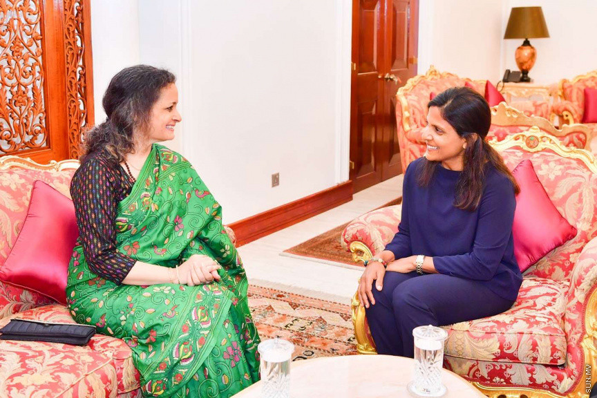 އިންޑިޔާގެ ސަފީރުގެ އަނބިކަނބަލުން، ރައީސުލްޖުމްހޫރިއްޔާގެ އަނބިކަނބަލުންގެ އަރިހަށް އިޙްތިރާމުގެ ޒިޔާރަތެއް ކުރެއްވުން -- ފޮޓޯ/ ރައީސް އޮޮފީސް