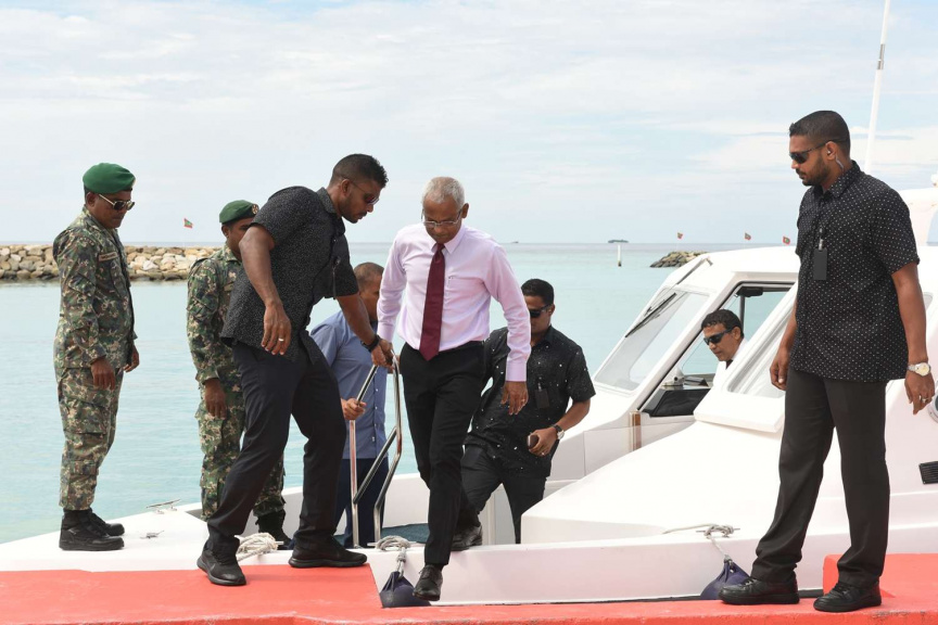ރައީސް އިބްރާހިމް މުހައްމަދު ސޯލިހު ރ. ދުވާފަރަށް ވަޑައިގަތުން: ދަތުރުގައި ދުވާފަރު ކައުންސިލާއި ވަނީ ބައްދަލުކުރައްވައިފައި -- ފޮޓޯ/ ރައީސް އޮފީސް