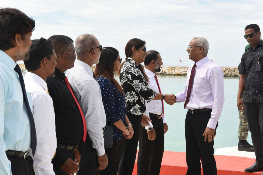 ރައީސް އިބްރާހިމް މުހައްމަދު ސޯލިހު ރ. ދުވާފަރަށް ވަޑައިގަތުން: ދަތުރުގައި ދުވާފަރު ކައުންސިލާއި ވަނީ ބައްދަލުކުރައްވައިފައި -- ފޮޓޯ/ ރައީސް އޮފީސް