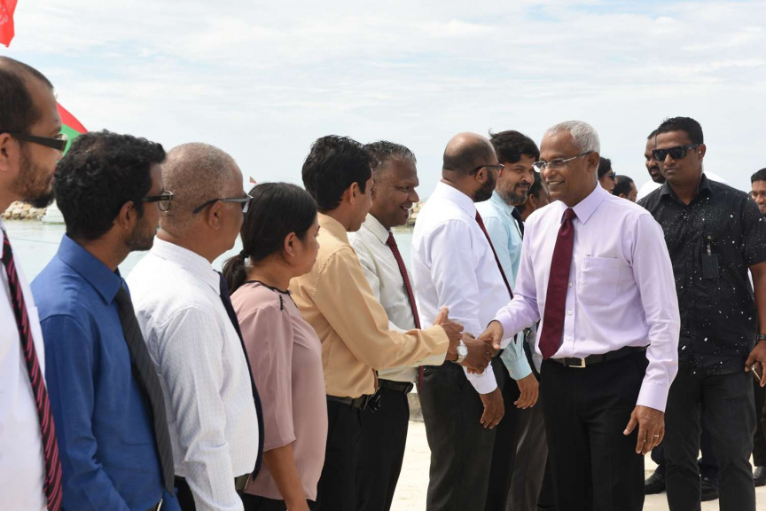 ރައީސް އިބްރާހިމް މުހައްމަދު ސޯލިހު ރ. ދުވާފަރަށް ވަޑައިގަތުން: ދަތުރުގައި ދުވާފަރު ކައުންސިލާއި ވަނީ ބައްދަލުކުރައްވައިފައި -- ފޮޓޯ/ ރައީސް އޮފީސް