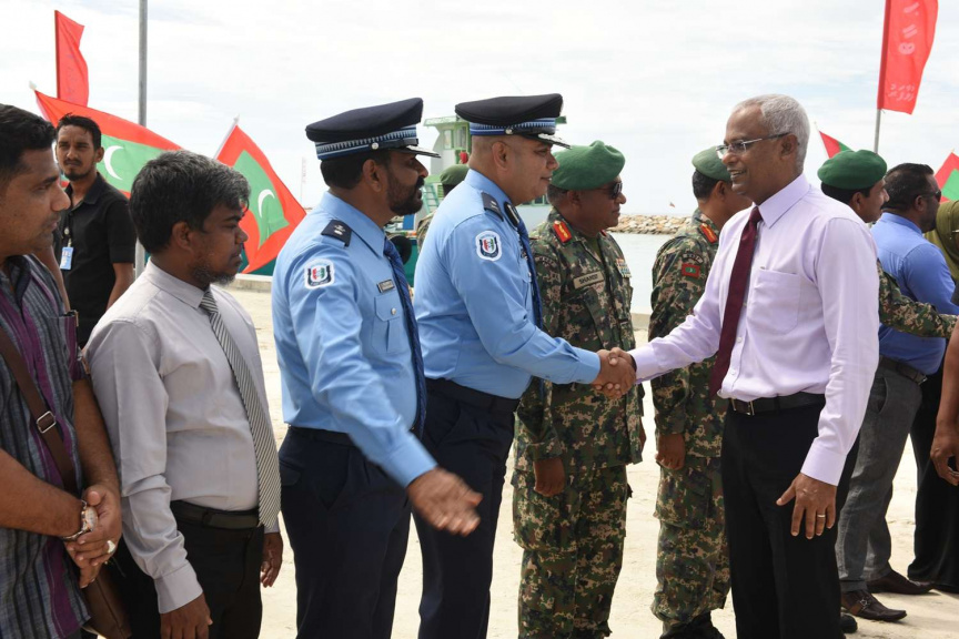 ރައީސް އިބްރާހިމް މުހައްމަދު ސޯލިހު ރ. ދުވާފަރަށް ވަޑައިގަތުން: ދަތުރުގައި ދުވާފަރު ކައުންސިލާއި ވަނީ ބައްދަލުކުރައްވައިފައި -- ފޮޓޯ/ ރައީސް އޮފީސް