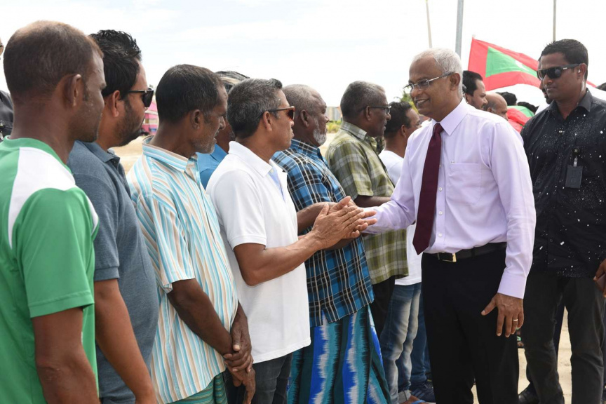 ރައީސް އިބްރާހިމް މުހައްމަދު ސޯލިހު ރ. ދުވާފަރަށް ވަޑައިގަތުން: ދަތުރުގައި ދުވާފަރު ކައުންސިލާއި ވަނީ ބައްދަލުކުރައްވައިފައި -- ފޮޓޯ/ ރައީސް އޮފީސް
