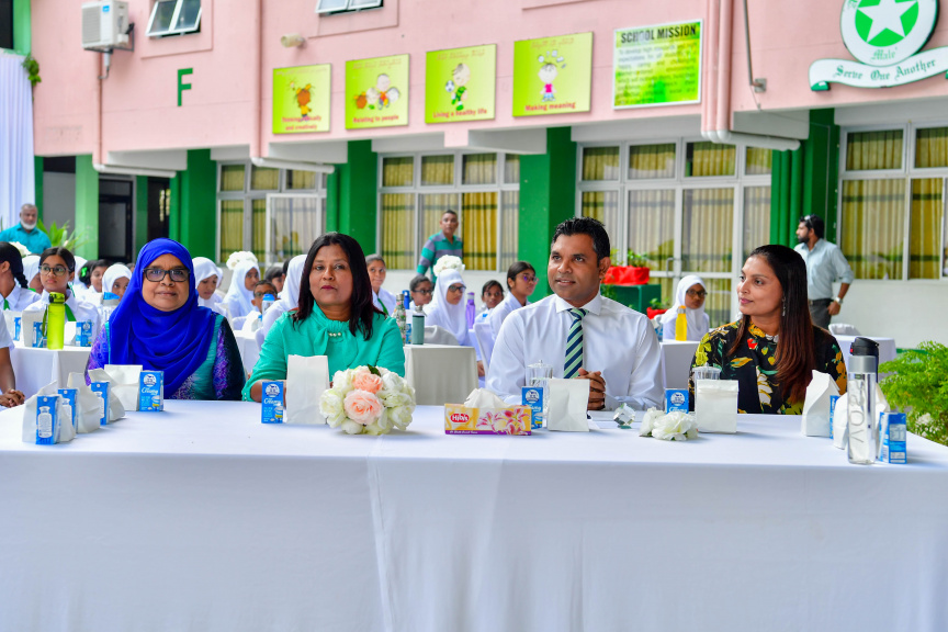 ސްކޫލްތަކުގެ ދަރިވަރުންނަށް ހެނދުނުގެ ނާސްތާ ދިނުމުދެ ޕައިލެޓް  ޕްރޮގްރާމް ރަސްމީކޮން ފެށުން -- ޕޮޓޯ/ ރައީސް އޮފީސް