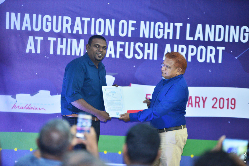 15 ޖެނުއަރީ 2018: ތިމަރަފުށީ އެއާޕޯޓަށް މޯލްޑިވިއަން އިން ރޭގަނޑު ފުލައިޓް ޖައްސަން ފެށުމަށް ބޭއްވި ރަސްމިއްޔާތުގެ ތެރެއިން -- ސަން ފޮޓޯ/ މުހައްމަދު މުޒައްޔިން ނާޒިމް