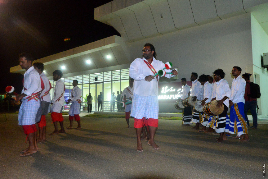 15 ޖެނުއަރީ 2018: ތިމަރަފުށީ އެއާޕޯޓަށް މޯލްޑިވިއަން އިން ރޭގަނޑު ފުލައިޓް ޖައްސަން ފެށުމަށް ބޭއްވި ރަސްމިއްޔާތުގެ ތެރެއިން -- ސަން ފޮޓޯ/ މުހައްމަދު މުޒައްޔިން ނާޒިމް
