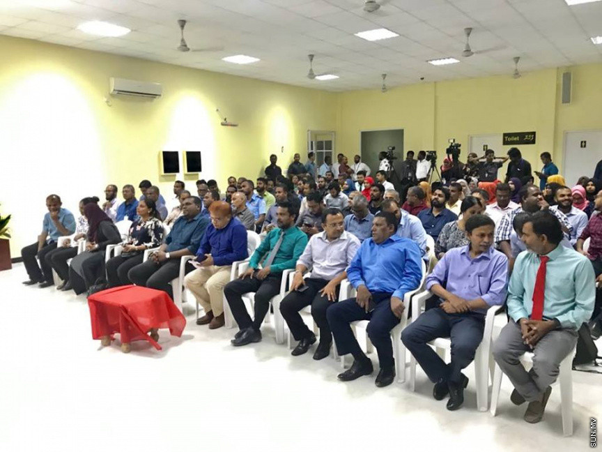 15 ޖެނުއަރީ 2018: ތިމަރަފުށީ އެއާޕޯޓަށް މޯލްޑިވިއަން އިން ރޭގަނޑު ފުލައިޓް ޖައްސަން ފެށުމަށް ބޭއްވި ރަސްމިއްޔާތުގެ ތެރެއިން -- ސަން ފޮޓޯ/ މުހައްމަދު މުޒައްޔިން ނާޒިމް