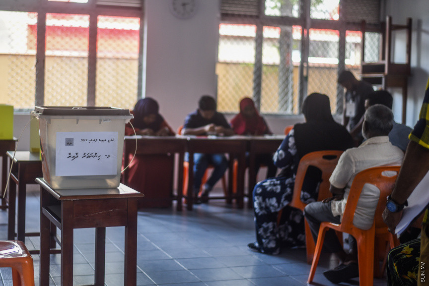 ޖެނުއަރީ 18، 2019: މިއަހަރު ބާއްވާ ރައްޔިތުންގެ މަޖިލީހުގެ އިންތިހާބުގައި އެމްޑީޕީގެ ފަރާތުން ވާދަކުރާނެ ކެންޑިޑޭޓުން ކަނޑައެޅުމަށް ބާއްވާ ޕާޓީ ޕްރައިމެރީ ވޯޓުލުމުގެ ތެރެއިން -- ސަން ފޮޓޯ/ ފަޔާޒު މޫސާ