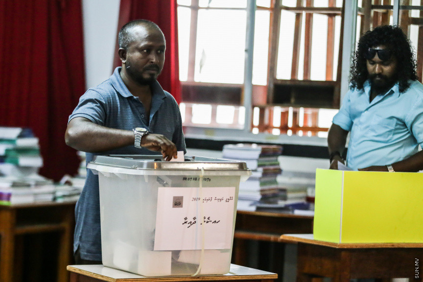 ޖެނުއަރީ 18، 2019: މިއަހަރު ބާއްވާ ރައްޔިތުންގެ މަޖިލީހުގެ އިންތިހާބުގައި އެމްޑީޕީގެ ފަރާތުން ވާދަކުރާނެ ކެންޑިޑޭޓުން ކަނޑައެޅުމަށް ބާއްވާ ޕާޓީ ޕްރައިމެރީ ވޯޓުލުމުގެ ތެރެއިން -- ސަން ފޮޓޯ/ ފަޔާޒު މޫސާ