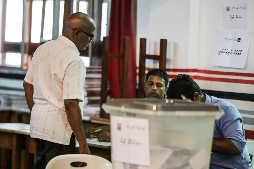 ޖެނުއަރީ 18، 2019: މިއަހަރު ބާއްވާ ރައްޔިތުންގެ މަޖިލީހުގެ އިންތިހާބުގައި އެމްޑީޕީގެ ފަރާތުން ވާދަކުރާނެ ކެންޑިޑޭޓުން ކަނޑައެޅުމަށް ބާއްވާ ޕާޓީ ޕްރައިމެރީ ވޯޓުލުމުގެ ތެރެއިން -- ސަން ފޮޓޯ/ ފަޔާޒު މޫސާ