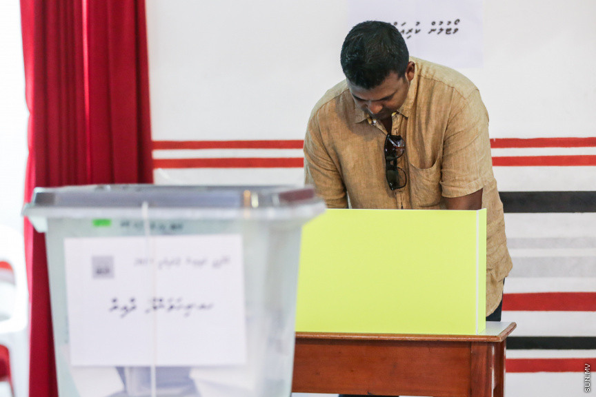 ޖެނުއަރީ 18، 2019: މިއަހަރު ބާއްވާ ރައްޔިތުންގެ މަޖިލީހުގެ އިންތިހާބުގައި އެމްޑީޕީގެ ފަރާތުން ވާދަކުރާނެ ކެންޑިޑޭޓުން ކަނޑައެޅުމަށް ބާއްވާ ޕާޓީ ޕްރައިމެރީ ވޯޓުލުމުގެ ތެރެއިން -- ސަން ފޮޓޯ/ ފަޔާޒު މޫސާ