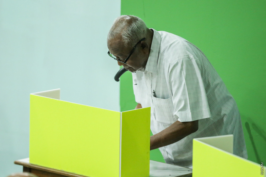 ޖެނުއަރީ 18، 2019: މިއަހަރު ބާއްވާ ރައްޔިތުންގެ މަޖިލީހުގެ އިންތިހާބުގައި އެމްޑީޕީގެ ފަރާތުން ވާދަކުރާނެ ކެންޑިޑޭޓުން ކަނޑައެޅުމަށް ބާއްވާ ޕާޓީ ޕްރައިމެރީ ވޯޓުލުމުގެ ތެރެއިން -- ސަން ފޮޓޯ/ ފަޔާޒު މޫސާ