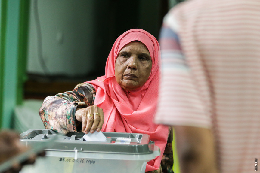 ޖެނުއަރީ 18، 2019: މިއަހަރު ބާއްވާ ރައްޔިތުންގެ މަޖިލީހުގެ އިންތިހާބުގައި އެމްޑީޕީގެ ފަރާތުން ވާދަކުރާނެ ކެންޑިޑޭޓުން ކަނޑައެޅުމަށް ބާއްވާ ޕާޓީ ޕްރައިމެރީ ވޯޓުލުމުގެ ތެރެއިން -- ސަން ފޮޓޯ/ ފަޔާޒު މޫސާ