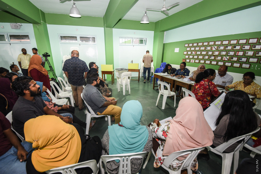 ޖެނުއަރީ 18، 2019: މިއަހަރު ބާއްވާ ރައްޔިތުންގެ މަޖިލީހުގެ އިންތިހާބުގައި އެމްޑީޕީގެ ފަރާތުން ވާދަކުރާނެ ކެންޑިޑޭޓުން ކަނޑައެޅުމަށް ބާއްވާ ޕާޓީ ޕްރައިމެރީ ވޯޓުލުމުގެ ތެރެއިން -- ސަން ފޮޓޯ/ ފަޔާޒު މޫސާ