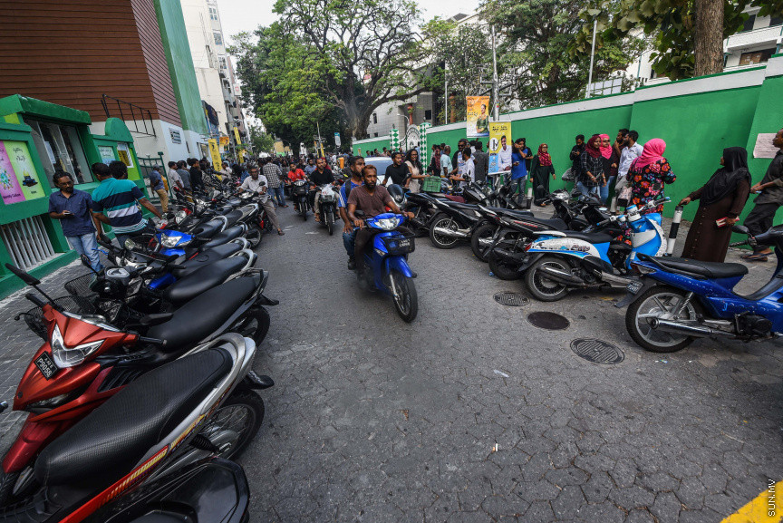 ޖެނުއަރީ 18، 2019: މިއަހަރު ބާއްވާ ރައްޔިތުންގެ މަޖިލީހުގެ އިންތިހާބުގައި އެމްޑީޕީގެ ފަރާތުން ވާދަކުރާނެ ކެންޑިޑޭޓުން ކަނޑައެޅުމަށް ބާއްވާ ޕާޓީ ޕްރައިމެރީ ވޯޓުލުމުގެ ތެރެއިން -- ސަން ފޮޓޯ/ ފަޔާޒު މޫސާ