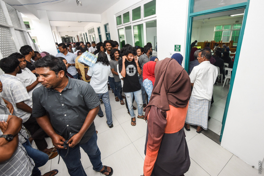 ޖެނުއަރީ 18، 2019: މިއަހަރު ބާއްވާ ރައްޔިތުންގެ މަޖިލީހުގެ އިންތިހާބުގައި އެމްޑީޕީގެ ފަރާތުން ވާދަކުރާނެ ކެންޑިޑޭޓުން ކަނޑައެޅުމަށް ބާއްވާ ޕާޓީ ޕްރައިމެރީ ވޯޓުލުމުގެ ތެރެއިން -- ސަން ފޮޓޯ/ ފަޔާޒު މޫސާ