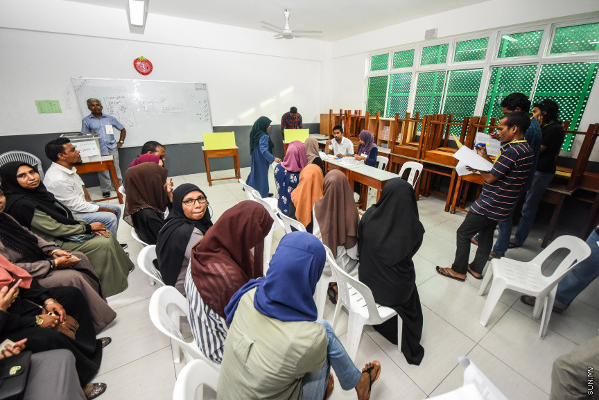 ޖެނުއަރީ 18، 2019: މިއަހަރު ބާއްވާ ރައްޔިތުންގެ މަޖިލީހުގެ އިންތިހާބުގައި އެމްޑީޕީގެ ފަރާތުން ވާދަކުރާނެ ކެންޑިޑޭޓުން ކަނޑައެޅުމަށް ބާއްވާ ޕާޓީ ޕްރައިމެރީ ވޯޓުލުމުގެ ތެރެއިން -- ސަން ފޮޓޯ/ ފަޔާޒު މޫސާ