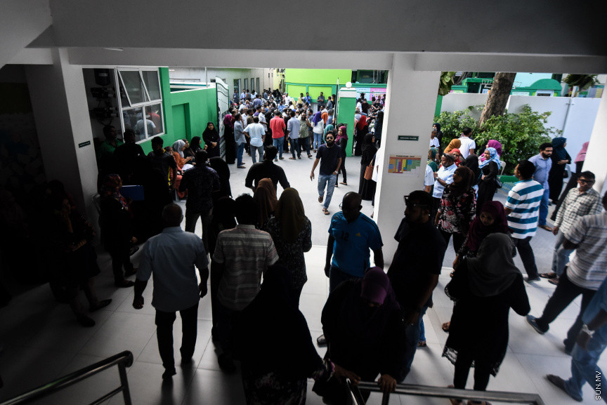 ޖެނުއަރީ 18، 2019: މިއަހަރު ބާއްވާ ރައްޔިތުންގެ މަޖިލީހުގެ އިންތިހާބުގައި އެމްޑީޕީގެ ފަރާތުން ވާދަކުރާނެ ކެންޑިޑޭޓުން ކަނޑައެޅުމަށް ބާއްވާ ޕާޓީ ޕްރައިމެރީ ވޯޓުލުމުގެ ތެރެއިން -- ސަން ފޮޓޯ/ ފަޔާޒު މޫސާ